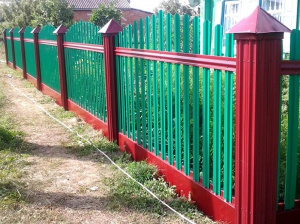 Забор из металлического штакетника шахматка с красными столбами
