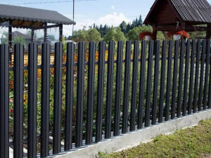 Забор для дачи из металлического штакетника коричневый