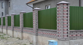 Забор из профлиста с двухцветными кирпичными столбами